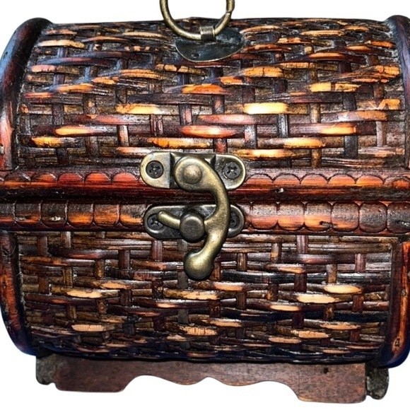 Mini Wooden Basket Weave Latch Hinged Trunk. - Picture 5 of 5